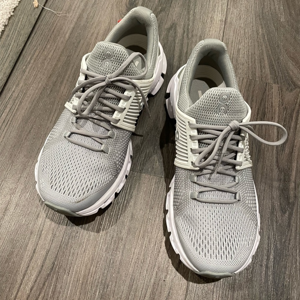 on cloud swift shoes white/grey size 7.5 EUC